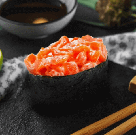 Острые суши с лососем